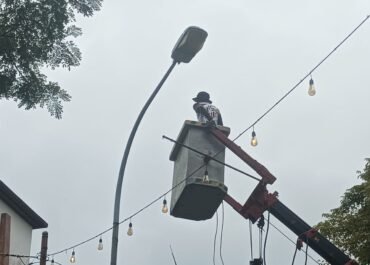 Tindaklanjuti Intruksi Walikota Ambon, Dinas PUPR Kota Ambon Pasang Balon lampu Jalan Dikawasan Jalan Pattimura