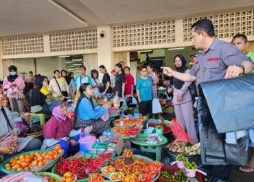 DLH PROMAL LAKUKAN GERAKAN PEMBAGIAN KANTONG SAMPAH  KEPADA PEDAGANG PASAR MARDIKA
