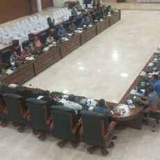 Benhur Wattubun Pimpin Rapat Bahas Masalah Pertambangan galian C Yang Ditutup