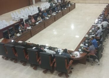 Benhur Wattubun Pimpin Rapat Bahas Masalah Pertambangan galian C Yang Ditutup pemerintah