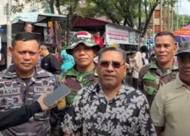 Diskominfo Dan Persandian Kota Ambon Berkolaborasi Dengan Perangkat Desa Dan warga Waiheru Bersihkan Sampah