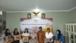 Anggota DPD RI Ana Lattuconsina Berikan Makanan Tambahan Bagi Kader Posyandu Di Kelurahan Uritetu Ambon
