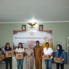 Anggota DPD RI Ana Lattuconsina Berikan Makanan Tambahan Bagi Kader Posyandu Di Kelurahan Uritetu Ambon