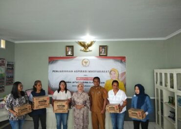 Anggota DPD RI Ana Lattuconsina Berikan Makanan Tambahan Bagi Kader Posyandu Di Kelurahan Uritetu Ambon