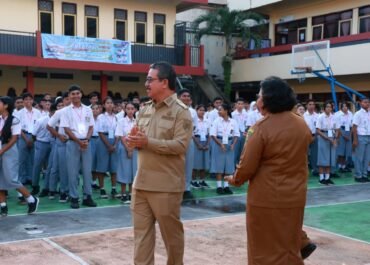 Gubernur Maluku Buka Sampul Ujian Sekolah di SMA Negeri 2 Ambon