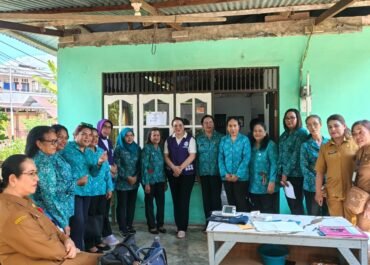 Ibu Lisa Wattimena Tinjau Posyandu Negeri Halong dan Hatiwe Kecil