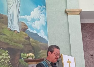 Gubernur Maluku Hadiri Ibadah dan Letakkan Batu Penjuru Pastori Jemaat GPM Imanuel Karang Panjang*