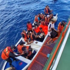 Basarnas Ambon Kembali Efakuasi 13 Penumpang Kapal Karam di Peraiaran TNS