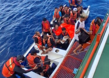 Basarnas Ambon Kembali Efakuasi 13 Penumpang Kapal Karam di Peraiaran TNS