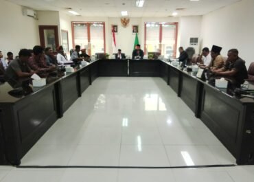 Alinasi Mahasiswa Pulau Buru Demo Wakil Ketua DPRd Maluku Janji Kawal Aspirasi