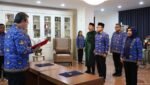 Jasmono Dilantik Oleh Gubernur Sebagai Kepala BPKAD Provinsi Maluku Menggantikan Rudi Waras Ardianto