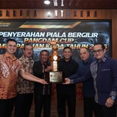 Pangdam Serahkan Piala Bergilir Pacuan Kuda 2026
