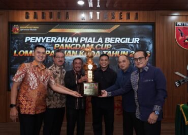 Pangdam Serahkan Piala Bergilir Pacuan Kuda 2026