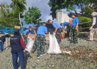 Peringati Hari Bakti ke-79 TNI AU, Personel Lanud Pattimura Laksanakan Karya Bakti di Pelabuhan Ikan Negeri Laha