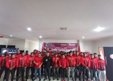 DPD PDIP Maluku Melepas 25 Pemain Untuk Mengikuti Turnamen Sepak Bola Soekarno Cup U17 Di Jawa Timur