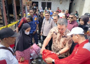 Gubernur Maluku Tinjau Korban kebakaran Di Batu Merah Kota Ambon