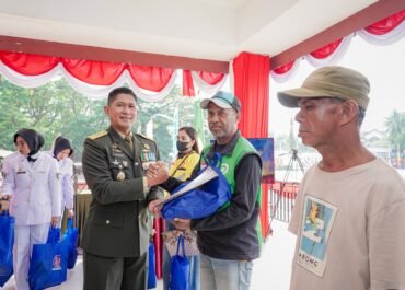 Pembagian 500 Paket Sembako Turut warnai HUT TNI Ke 81 Di Ambon