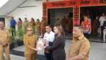 Pemkot Ambon Launching Sistem Pembayaran Digital Retribusi Sampah Dan Serahkan Peralatan Kepada 800 Petugas Kebersihan