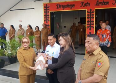 Pemkot Ambon Launching Sistem Pembayaran Digital Retribusi Sampah Dan Serahkan Peralatan Kepada 800 Petugas Kebersihan