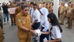 Pembagian Masker Kepada Para Siswa Turut Warnai Apel Pagi Pemerintah kota Ambon
