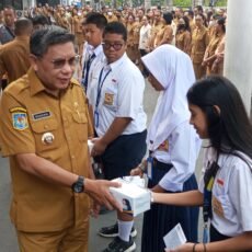 Pembagian Masker Kepada Para Siswa Turut Warnai Apel Pagi Pemerintah kota Ambon