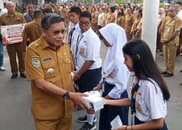Pembagian Masker Kepada Para Siswa Turut Warnai Apel Pagi Pemerintah kota Ambon