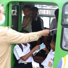 Cegah ISPA Akibat Kabut Asap, Gubernur Maluku Bagikan 1.500 Masker kepada Masyarakat