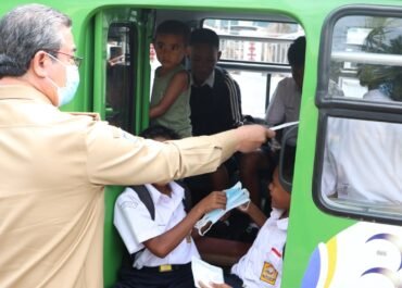 Cegah ISPA Akibat Kabut Asap, Gubernur Maluku Bagikan 1.500 Masker kepada Masyarakat