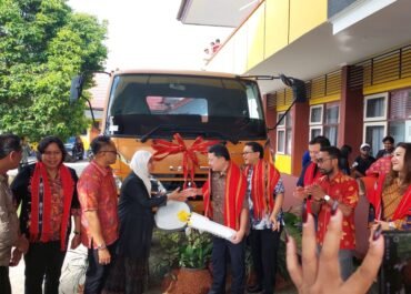 Plh Sekda Kasrul.Selang Hadiri Acara Serah Terima Donasi Dari PT. Karma Yudha Tiga Berlian Motors Jakarta Kepada SMK Negeri 3 Ambon