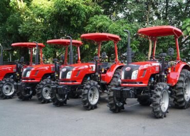 Gubernur Maluku Serahkan 12 Unit Traktor Roda Empat Dari Kementerian Pertanian kepada Dinas Pertanian